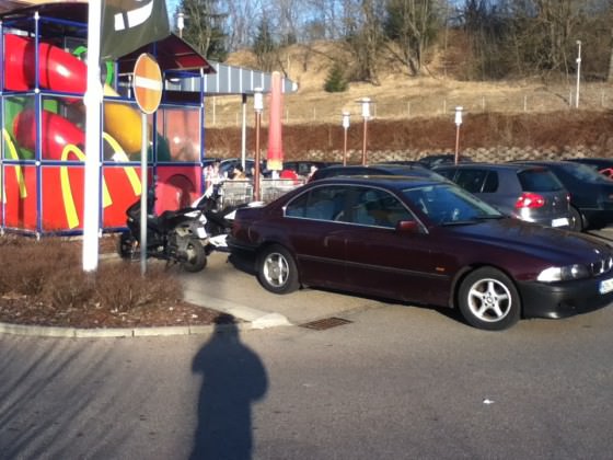 Dass nenn ich mal zugeparkt :D
