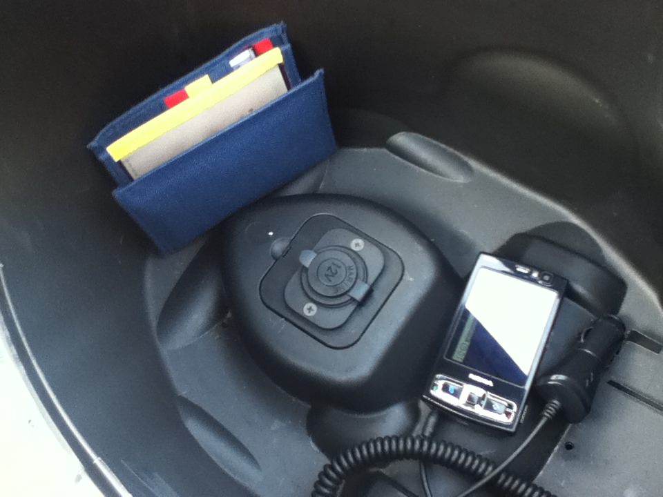 12 V Steckdose eingebaut..
