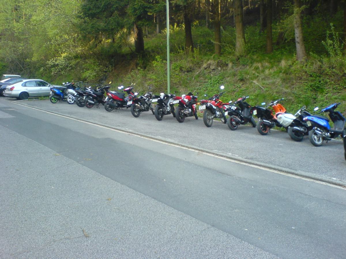 nochmal...Lehrer müssen auf grass parken xDxD oben links^^,haben sich mega abgefuckt xD