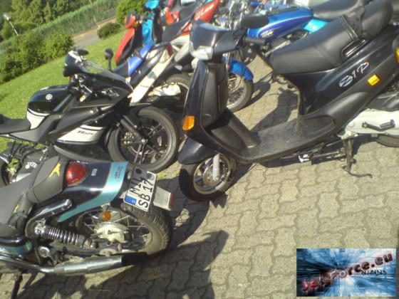 Hochbetrieb aufm Schulparkplatz,  normal is nix looos aber da wa