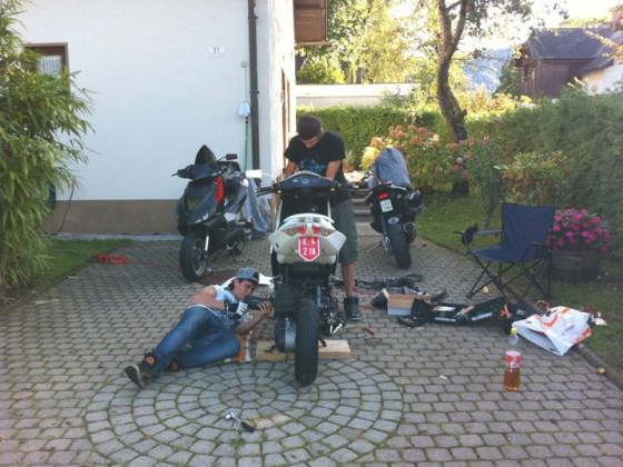 rudee beim hochlegen und ausschneiden helfen (: