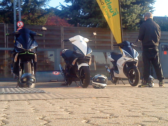 Mit Mo (mitte darkside) und marius (rechts iceblade) heizen, nachdem die teile getausch haben und der bb fertig war =)