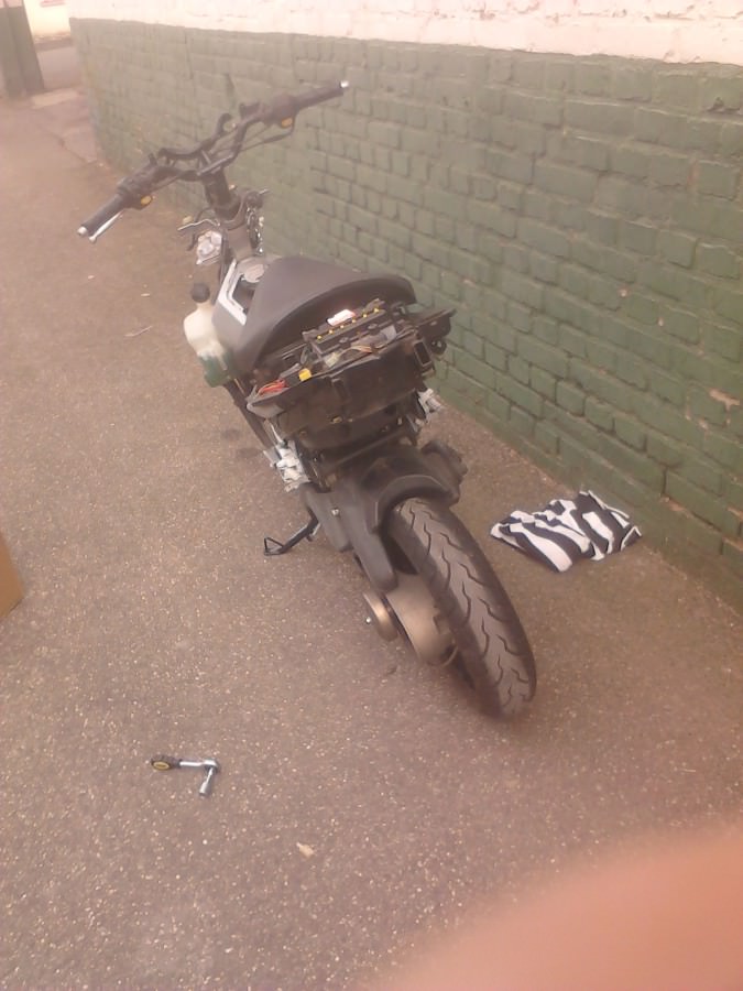 Er ist fast fertig nur noch innenraum ;) und racing gitter