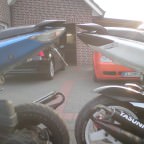 mein roller höher gelegt (blau) steht grade, der weiße steht auf dem hs
