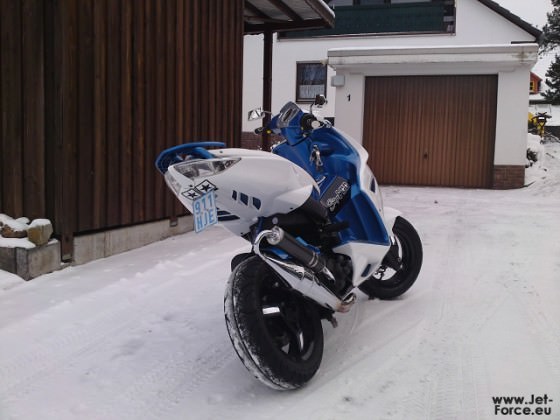 er durfte heute mal im schnee spielen