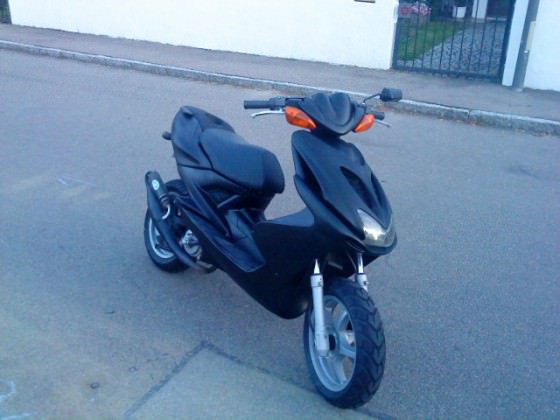 Aerox vom kumpel fertig lackiert und verkleidung drangebaut :D