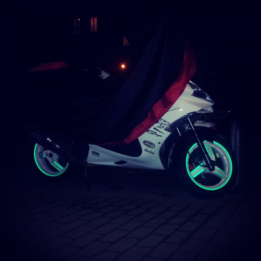 Neue felgenrandaufkleber dran :)