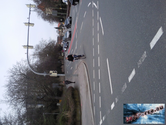 Seht ihr da gaz hinten die 2. Motorräder ?! Haha