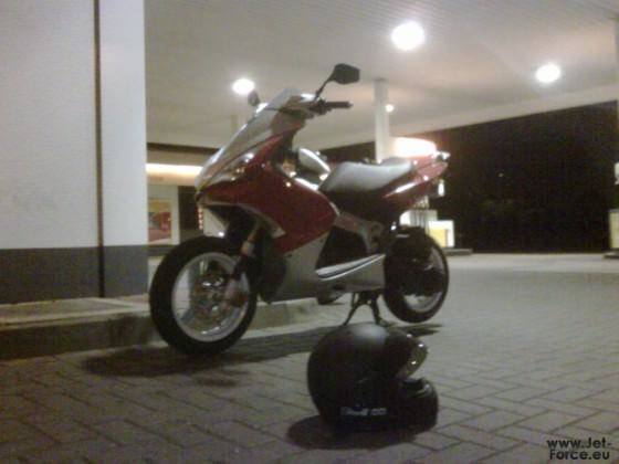 Chilling mit nem kumpel an der tanke