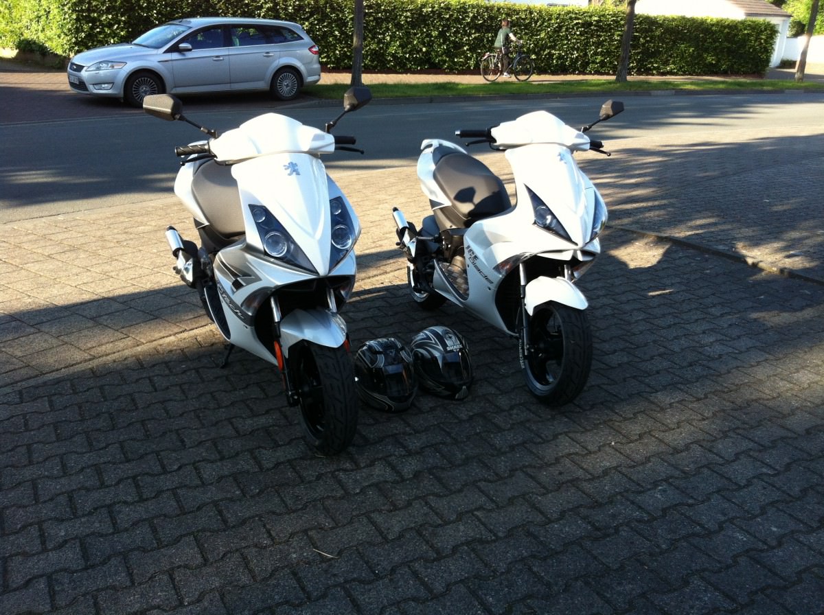 Kollege war mal da ;) hat sein Roller ( Silber ) erst 1 Tag :-D