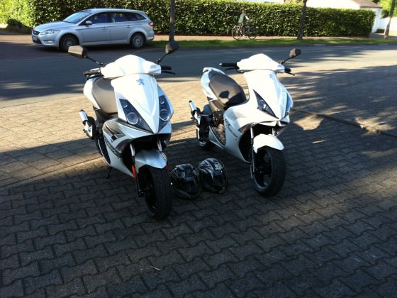 Kollege war mal da ;) hat sein Roller ( Silber ) erst 1 Tag :-D