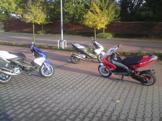 Mit 2 Kollegen Wheelies geübt ;D ...