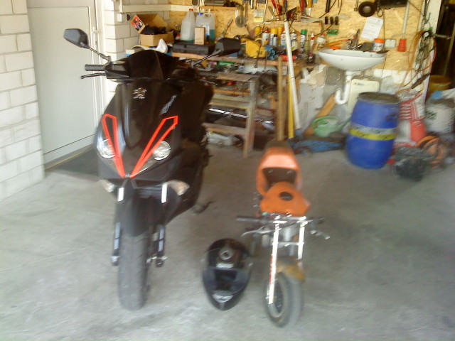 Pocket bike komplett zerlegt neuen vergaser und jetzt rennt es wieder :D