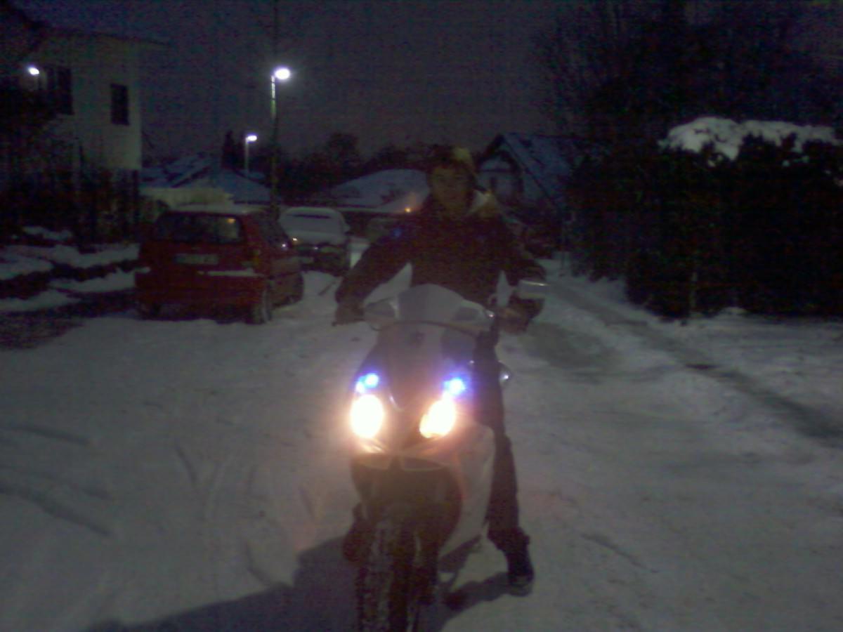 Blaue Standlichter + Burny im schnee ohne bremsen :D