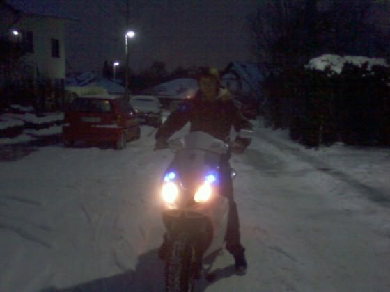 Blaue Standlichter + Burny im schnee ohne bremsen :D