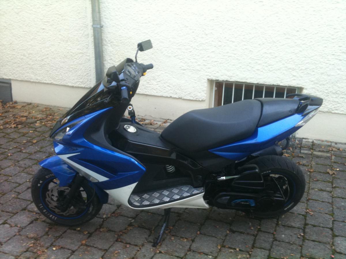 :D Was so neu ist: 2 F1er, Luffikasten Hochglanzschwarzgelackt, Gabel schwarz gelackt, Motorblock schwarz gelackt, Schrauben umgemalt (blau/weiß)