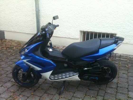:D Was so neu ist: 2 F1er, Luffikasten Hochglanzschwarzgelackt, Gabel schwarz gelackt, Motorblock schwarz gelackt, Schrauben umgemalt (blau/weiß)