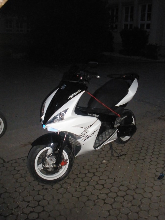 scoots<33