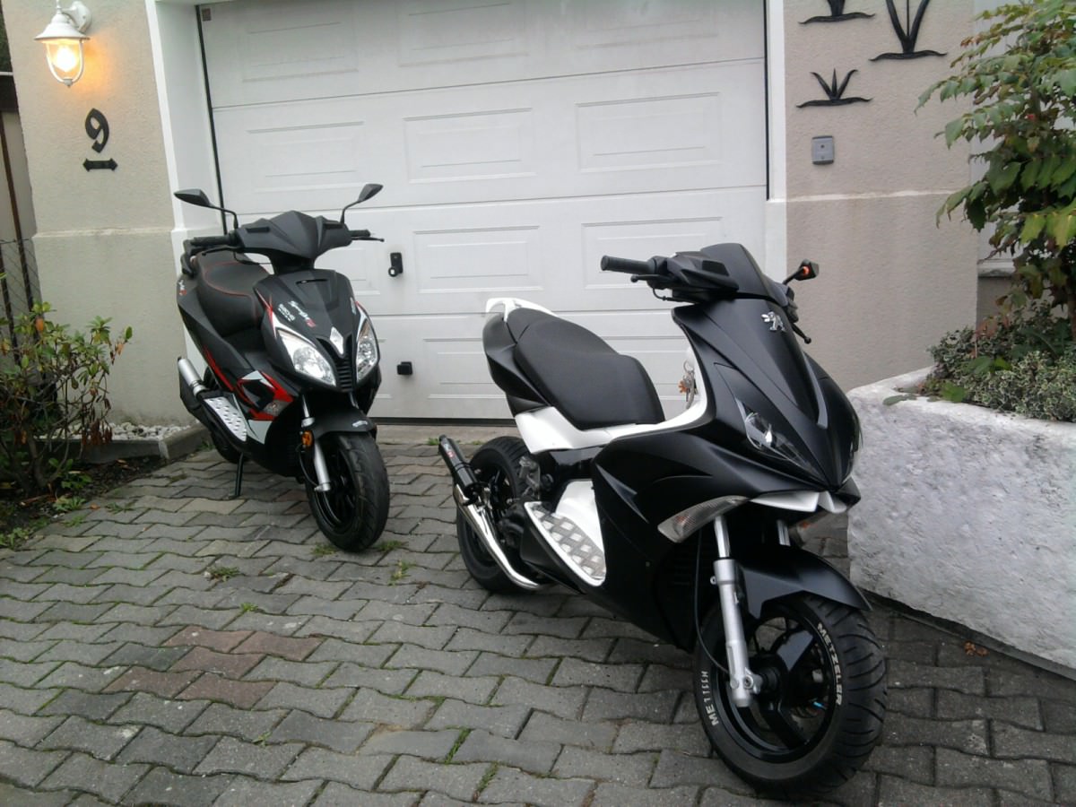Kollege sein neuer roller und ichh :D