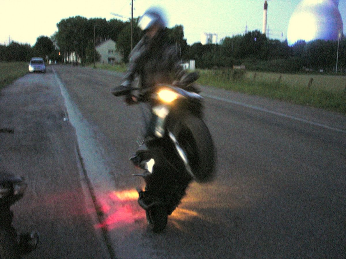 Ich Schone Meinen Vorderreifen ;)    Wheelie
