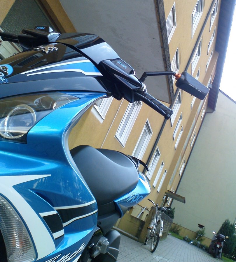 mein scoot ( is aber schon n älteres pic, mitlerweile auch schon pro roplica unso