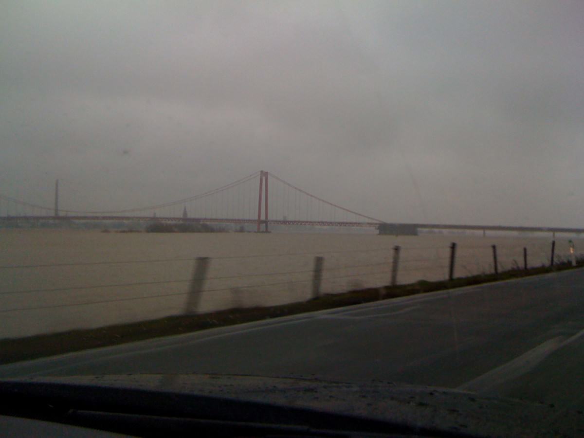 scheiß hochwasser, da knapp 1,5km breit der rhein!!