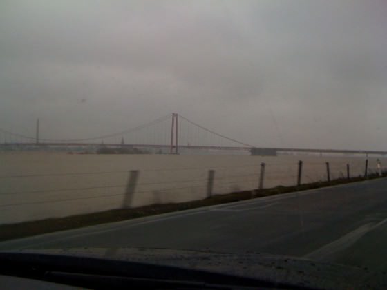 scheiß hochwasser, da knapp 1,5km breit der rhein!!