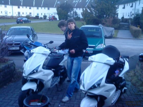 kolegen beim roller frisieren xD