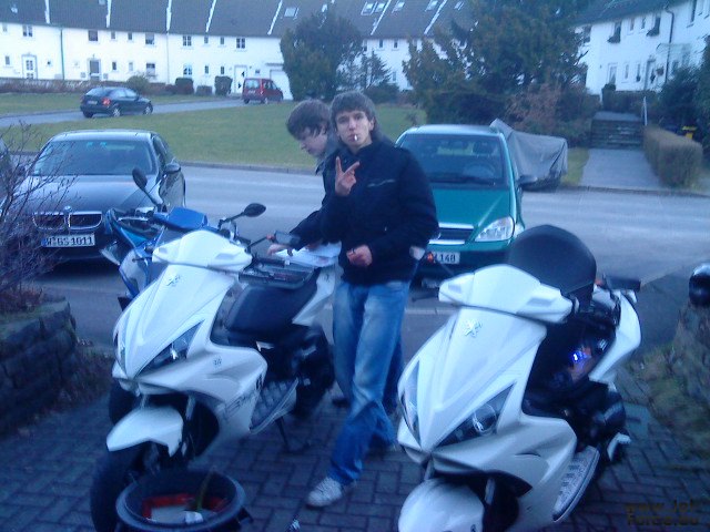 kolegen beim roller frisieren xD