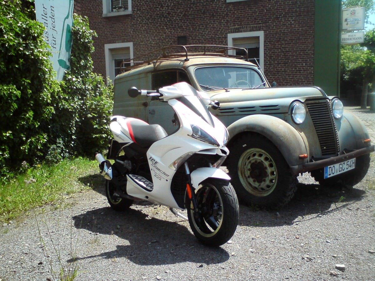 The Scooter+old car