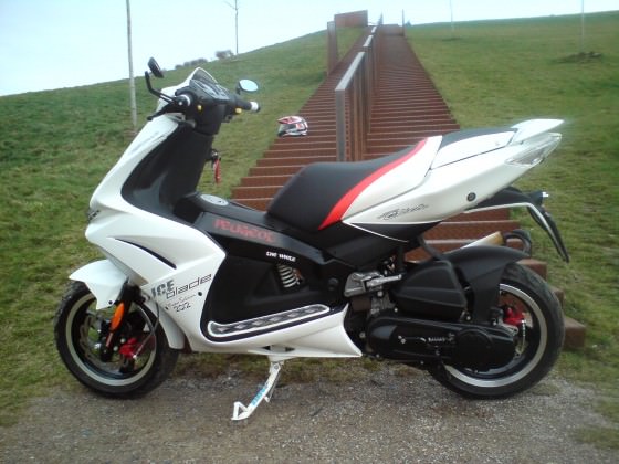 Scooter+Helm a.d.Treppe