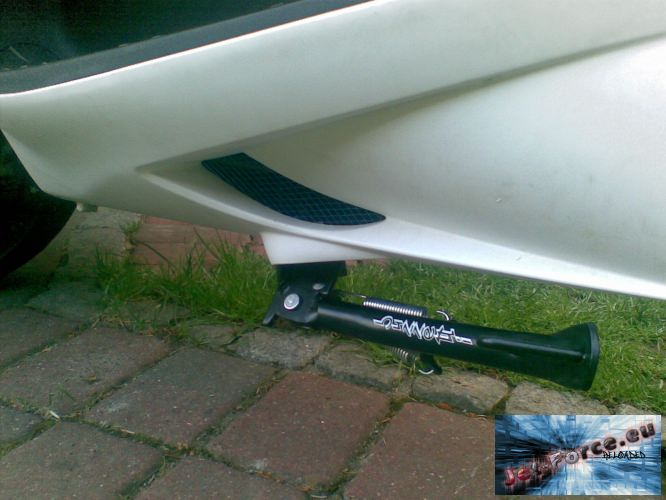 ein paar aufkleber rauf gemacht :D und racinggitter