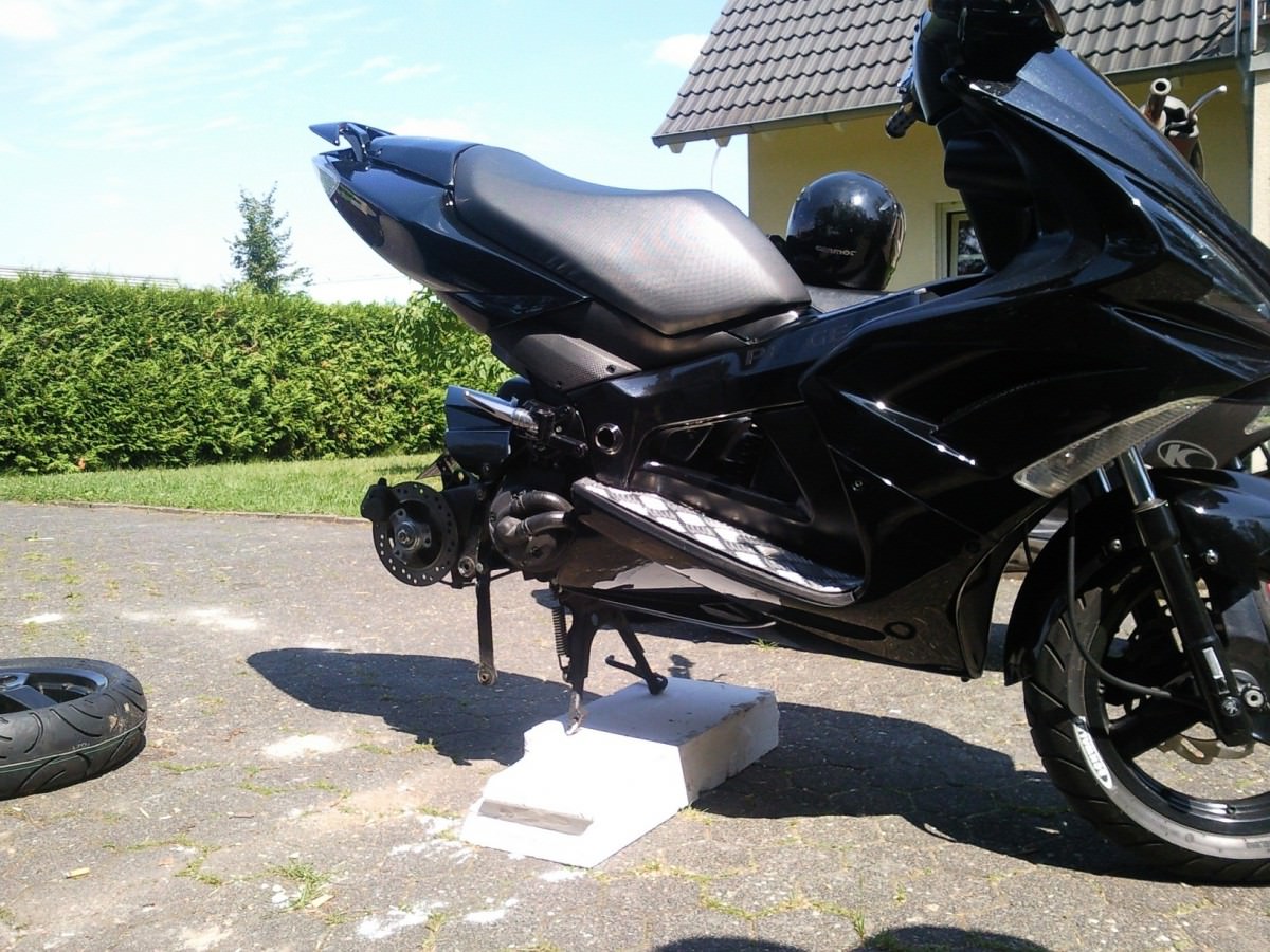 Reifenwechsel Heidenau K61 rear (140/60-13) @ BlackMamba