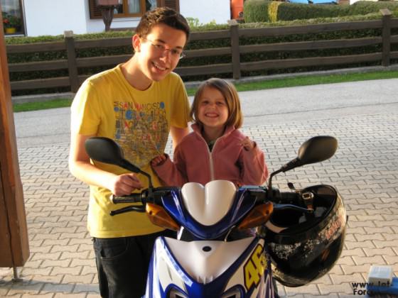 Ich und meine kleine sis auf meinem Aerox^^