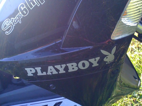 Playboy sticker dranlassen oder weg machen ?!