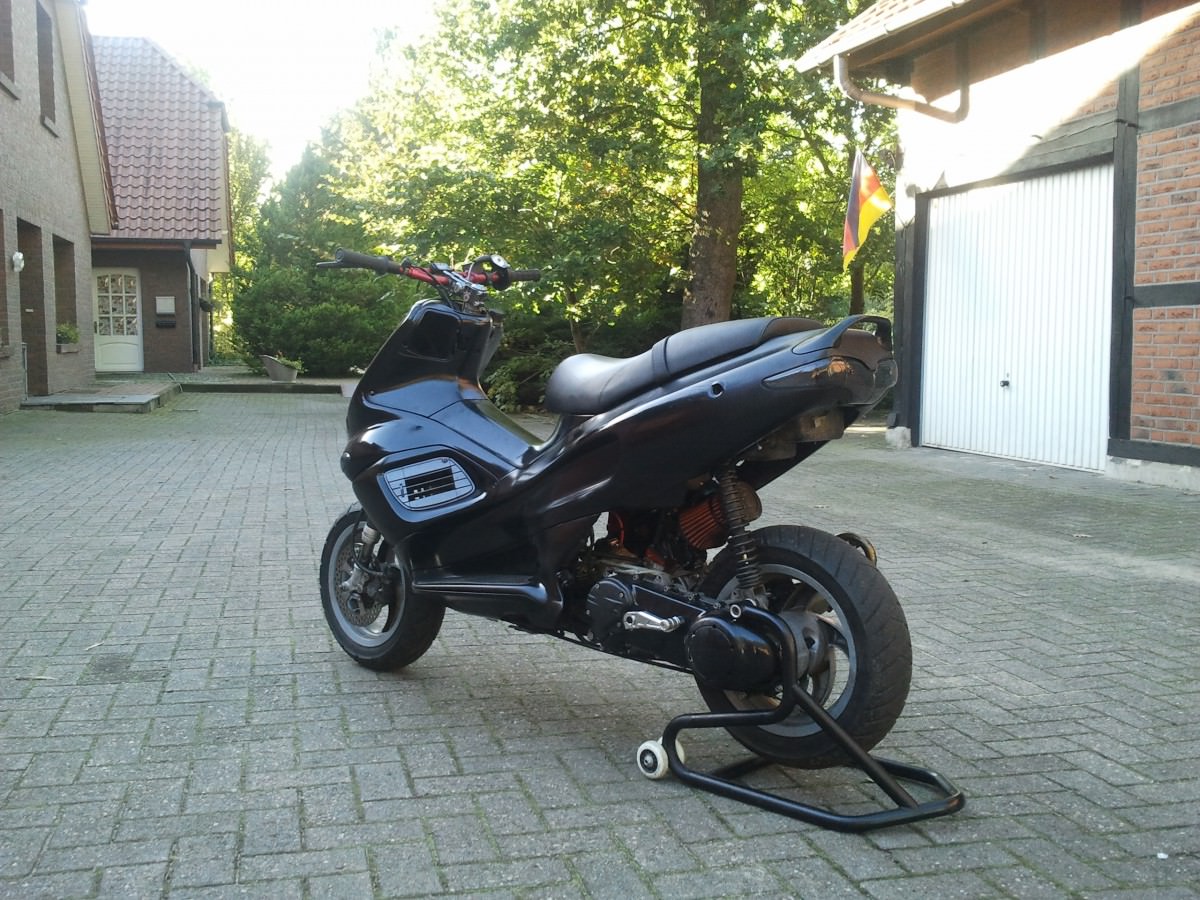 Black - Red Runner