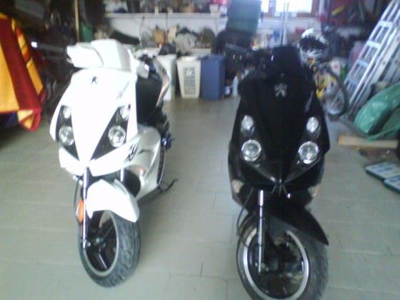 neben meinen älteren Dark side 2010, steht mein neuer Ice Blade Version 2012 ! :DD
