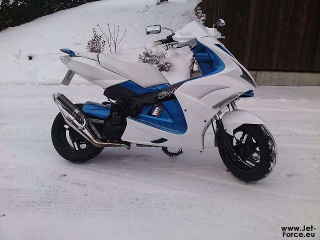 er durfte heute mal im schnee spielen