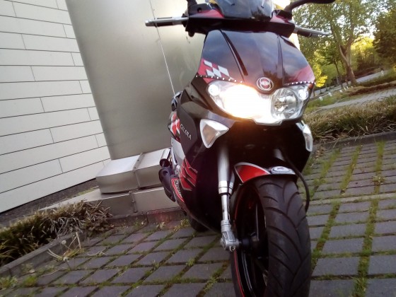 Der Gilera Runner ist schon ein VERDAMMT HEIßES TEIL, er hängt SEHR GUT am Gas, da macht es HAMMER Laune über den Asphalt zu schleifen!!! Einige geile Bilder habe ich auch schon gemacht ( Hintergrund eine ALU Säule in Dortmund / NRW )