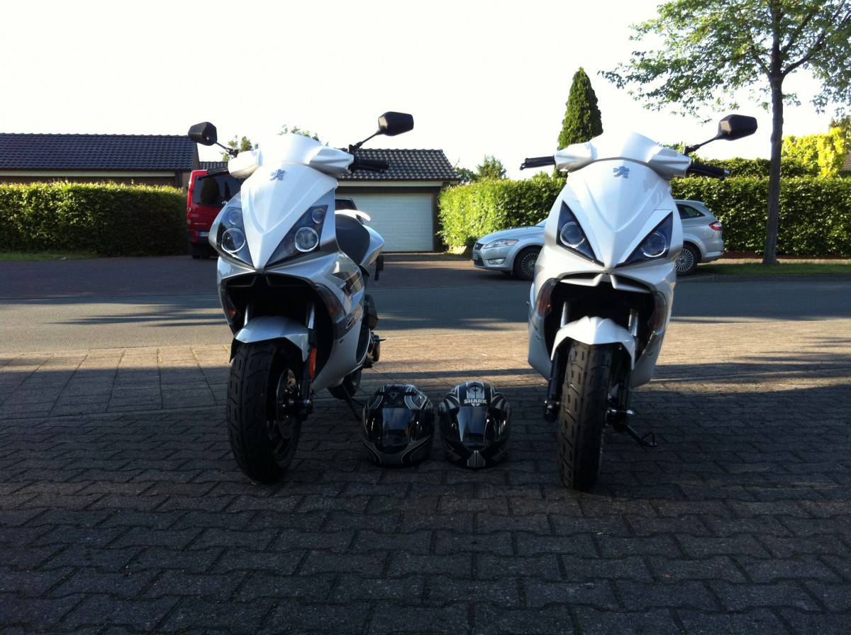 Kollege war mal da ;) hat sein Roller ( Silber ) erst 1 Tag :-D