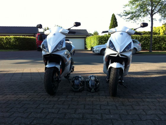 Kollege war mal da ;) hat sein Roller ( Silber ) erst 1 Tag :-D